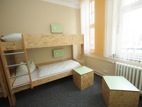 Zimmer mit 2 Etagenbetten und einem Fenster in der Unterkunft Pathpoint Cologne - Backpacker Hostel in Köln