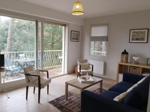 un salon avec un canapé, des chaises et une table dans l'établissement Le Tilleul By Tranquil at Home, à La Baule