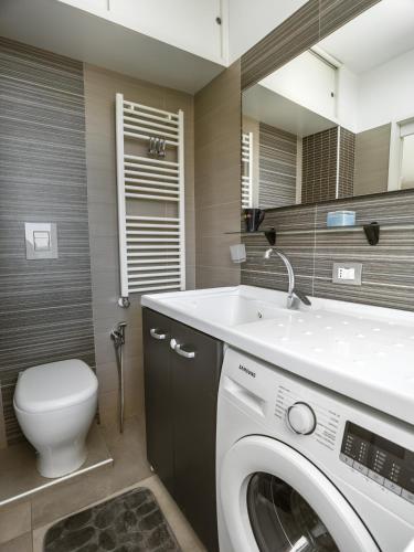 a bathroom with a washing machine and a toilet at I Ludovici Luxury B&B in Casoria