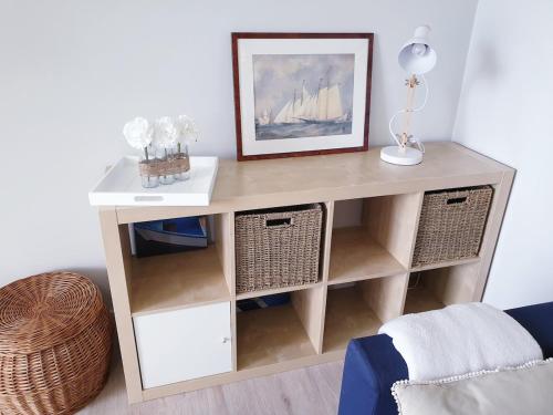 une table avec une photo en haut dans l'établissement Le Tilleul By Tranquil at Home, à La Baule