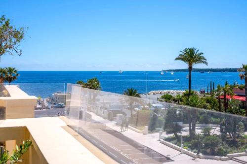 une vue sur l'océan depuis un immeuble dans l'établissement Stunning 3 bedrooms with a sea view terrace, à Cannes