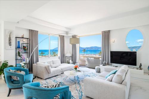 d'un salon avec un mobilier blanc et une vue sur l'océan. dans l'établissement Stunning 3 bedrooms with a sea view terrace, à Cannes