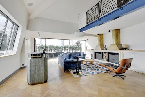 un salon avec un canapé et une table dans l'établissement Villa Bastille with Services by Pick A Flat, à Paris