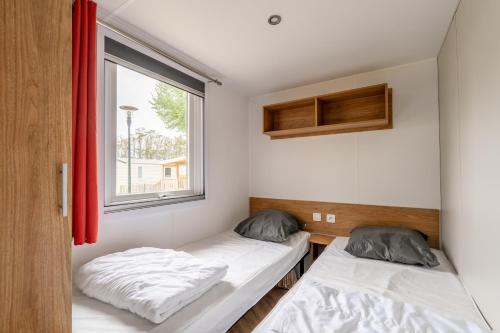 Postel nebo postele na pokoji v ubytování Mobil-home - Quiberon - vue sur mer