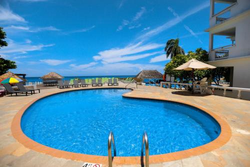 Kolam renang di atau dekat dengan Grand Decameron Montego Beach, A Trademark All-Inclusive Resort