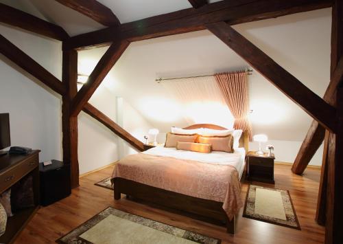 Un pat sau paturi într-o cameră la Hotel Galany