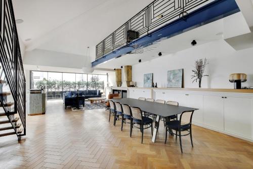 une cuisine et une salle à manger avec une table et des chaises dans l'établissement Villa Bastille with Services by Pick A Flat, à Paris