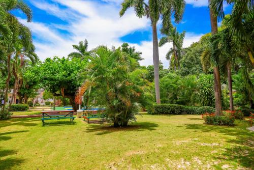 Taman di luar Grand Decameron Montego Beach, A Trademark All-Inclusive Resort