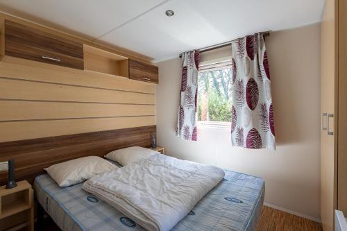 un dormitorio con una cama y una ventana en Villa Landreau, en Le Fenouiller