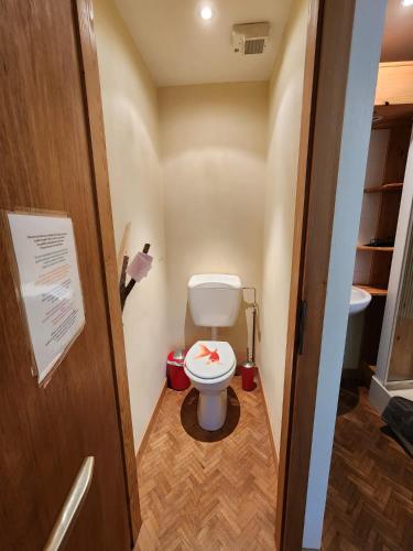 une petite salle de bain avec toilettes et lavabo dans l'établissement Chez Sandrine au Creux Chêne, à Rombach-le-Franc