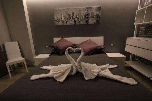 a bedroom with a bed with a heart made out of towels at Pianeta Roma 127 in Rome