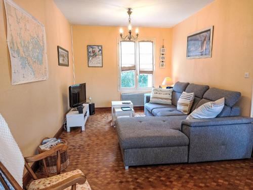 un salon avec un canapé et une télévision dans l'établissement Holiday Home Monteno by Interhome, à Arzon