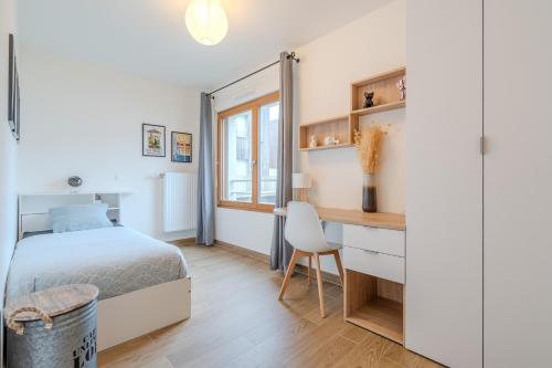 une chambre avec un lit, un bureau et une chaise dans l'établissement Féérie Parisienne, un séjour enchanté à Disneyland, à Montévrain