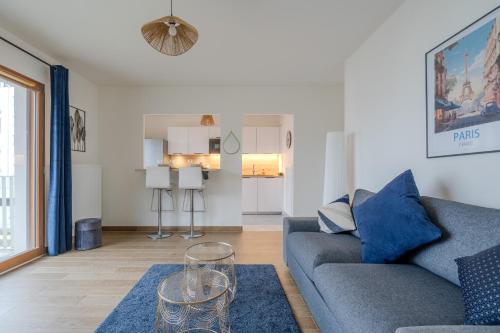 un salon avec un canapé et une table dans l'établissement Féérie Parisienne, un séjour enchanté à Disneyland, à Montévrain