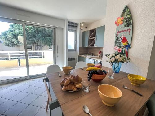 - une cuisine avec une table en bois et de la nourriture dans l'établissement Apartment Le Palazzo del Mar-9 by Interhome, à Cavalaire-sur-Mer