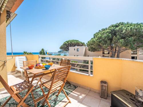 un patio avec une table et des chaises sur un balcon dans l'établissement Apartment Le Palazzo del Mar-9 by Interhome, à Cavalaire-sur-Mer