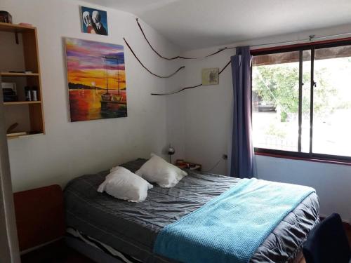 sypialnia z łóżkiem i dwiema poduszkami w obiekcie KositasRikas B&B w mieście Viña del Mar