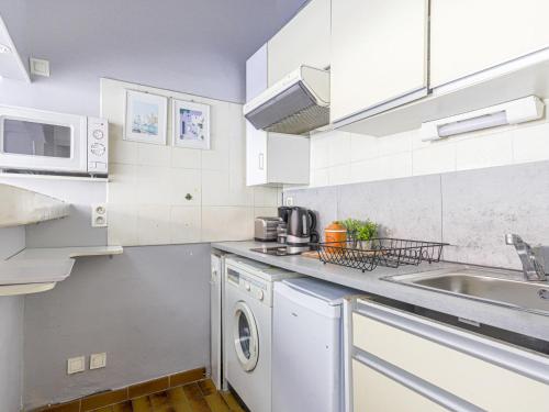 une cuisine avec un évier et une machine à laver dans l'établissement Apartment Le Concordia by Interhome, à Nice