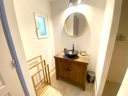 une salle de bain avec un lavabo et un miroir au mur dans l'établissement Villa haut de gamme vue panoramique exceptionnelle, à Porto-Vecchio