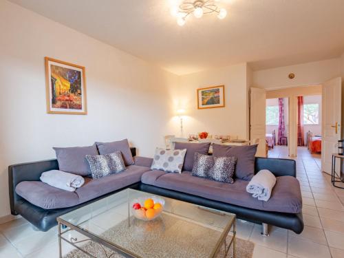 un salon avec un canapé et une table dans l'établissement Apartment Le Mas d'Esquières-7 by Interhome, aux Issambres