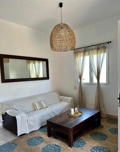 - un salon avec un lit et une table basse dans l'établissement Villa haut de gamme vue panoramique exceptionnelle, à Porto-Vecchio