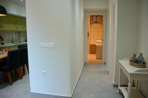 a kitchen with a hallway leading to a dining room at Kimataki in Frikes