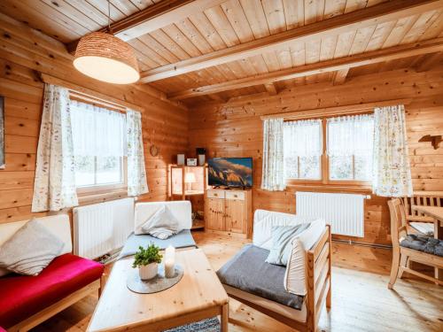 Posezení v ubytování Chalet Simons Blockhütte by Interhome
