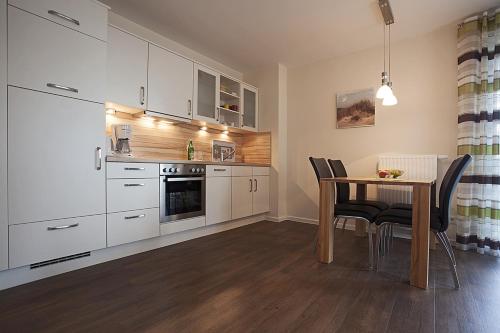 Nhà bếp/bếp nhỏ tại Residenz am Balmer See - BS 47 mit Wellnessbereich