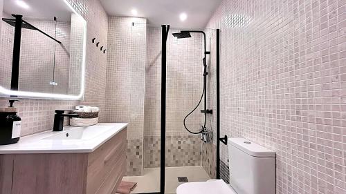 un bagno con doccia, WC e lavandino di Laguna Beach - Coral Side a Torrox Costa