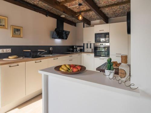 une cuisine avec un bol de fruits sur un comptoir dans l'établissement Holiday Home Ty Lez by Interhome, à Plouguerneau