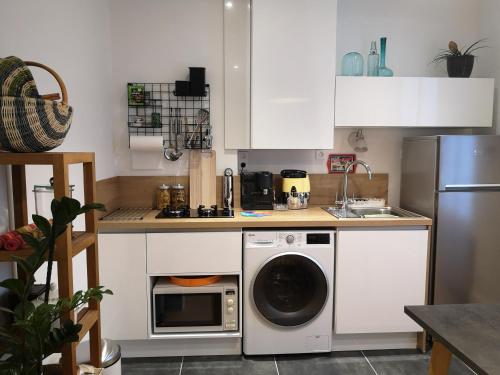 Il comprend une cuisine équipée d'un lave-vaisselle et d'un lave-linge. dans l'établissement Opus 14 privileged area in Burgundy, à Chalon-sur-Saône