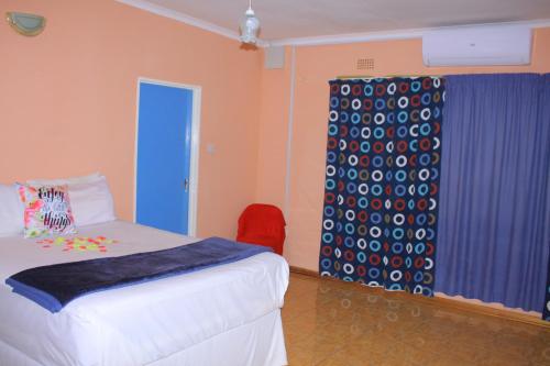 Una cama o camas en una habitación de The Hideout