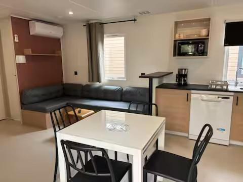 Kuchyň nebo kuchyňský kout v ubytování Le Cosy Mobil Home à 150m de la Plage Camping 5 etoiles Parc Aquatique