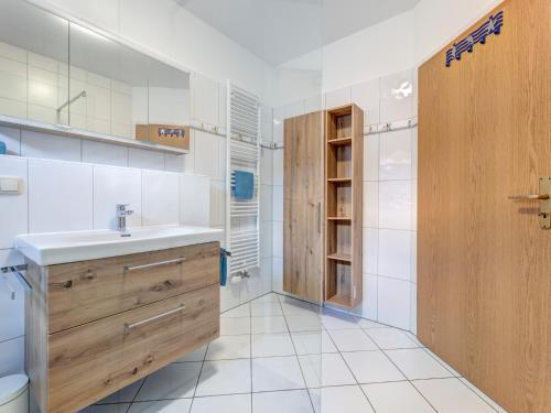 een badkamer met een wastafel en een toilet bij Ferienwohnung Maus in Ostseebad Koserow