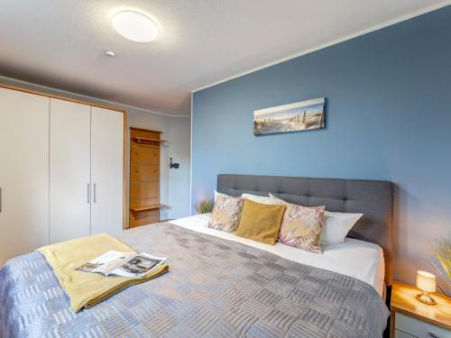 een slaapkamer met een groot bed met blauwe muren bij Ferienwohnung Maus in Ostseebad Koserow