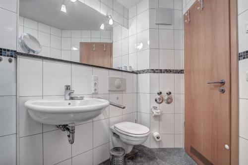 Koupelna v ubytování Ostseeresidenz Gorki- Park - 13 mit Wellness und Schwimmbad