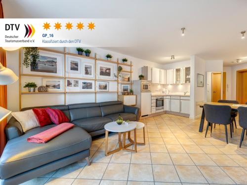 a living room with a couch and a table at Ostseeresidenz Gorki- Park - 16 mit Wellness und Schwimmbad in Bansin