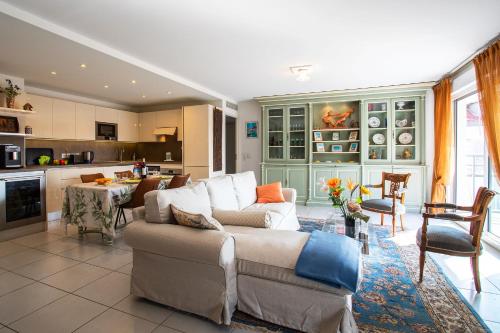 un salon avec un canapé et une cuisine dans l'établissement Jardin Wilson AP4455 by RIVIERA HOLIDAY HOMES, à Nice