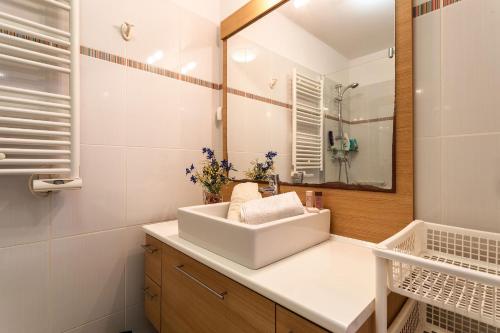 une salle de bain avec un lavabo blanc et un miroir dans l'établissement Jardin Wilson AP4455 by RIVIERA HOLIDAY HOMES, à Nice