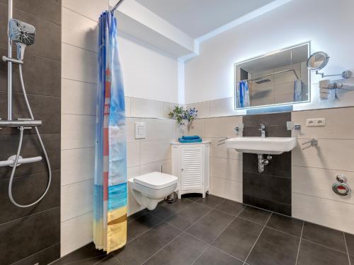 Bilik mandi di Bernsteinquartier BQ0440 Apartment mit Infrarotsauna