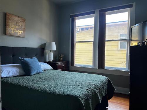 Ένα ή περισσότερα κρεβάτια σε δωμάτιο στο Southern private room in shared home near downtown