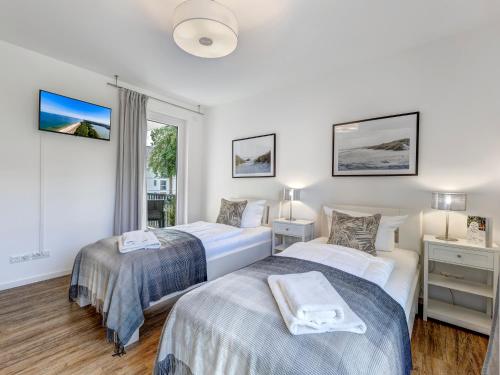 two beds in a room with a window at Bernsteinquartier BQ1184 Ferienwohnung Strandlust in Kolpinsee