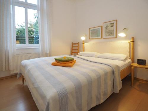 a bedroom with two beds with a green bowl on it at Villa Bismarckshöhe Wohnung Elfriede in Ahlbeck