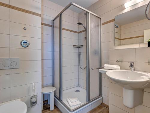 a bathroom with a shower and a sink at Seehof Wohnung 1.33 in Bansin