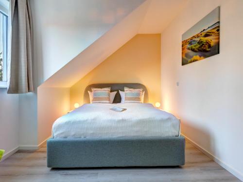 a bedroom with a bed in a attic at Bernsteinquartier BQ 9c Ostseenest in Kolpinsee