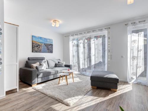 een woonkamer met een bank en een tafel bij Bernsteinquartier BQ6b - Haus Lachmöwe in Kolpinsee