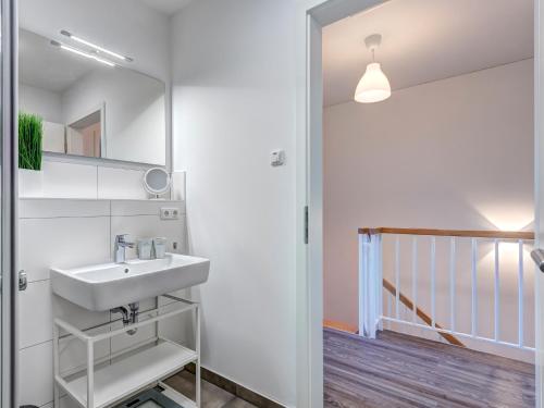 een badkamer met een wastafel en een spiegel bij Bersteinquartier BQ 10c in Kolpinsee