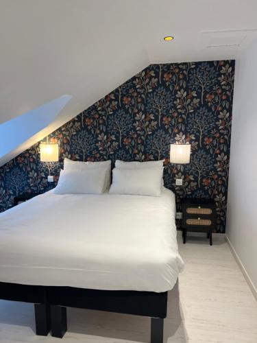 - une chambre avec un grand lit escamotable dans l'établissement Jerzual-Grand Duplex Dinan centre-ville, à Dinan