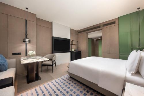 Ένα ή περισσότερα κρεβάτια σε δωμάτιο στο Crowne Plaza Jingmen by IHG