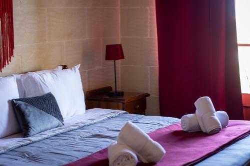 Ein Bett oder Betten in einem Zimmer der Unterkunft Il figolla farmhouse